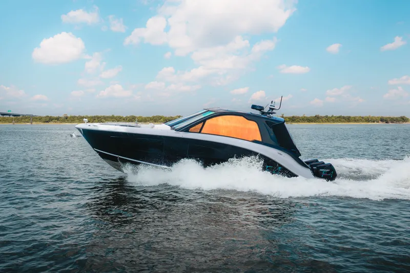 Slide: The Image of Sea Ray 370 Sundancer 2023 - 3