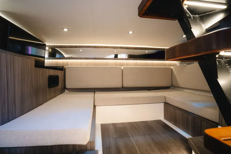 Slide: The Image of Sea Ray 370 Sundancer 2023 - 17