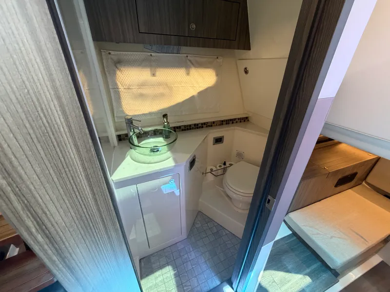 Slide: The Image of Sea Ray 370 Sundancer 2023 - 26