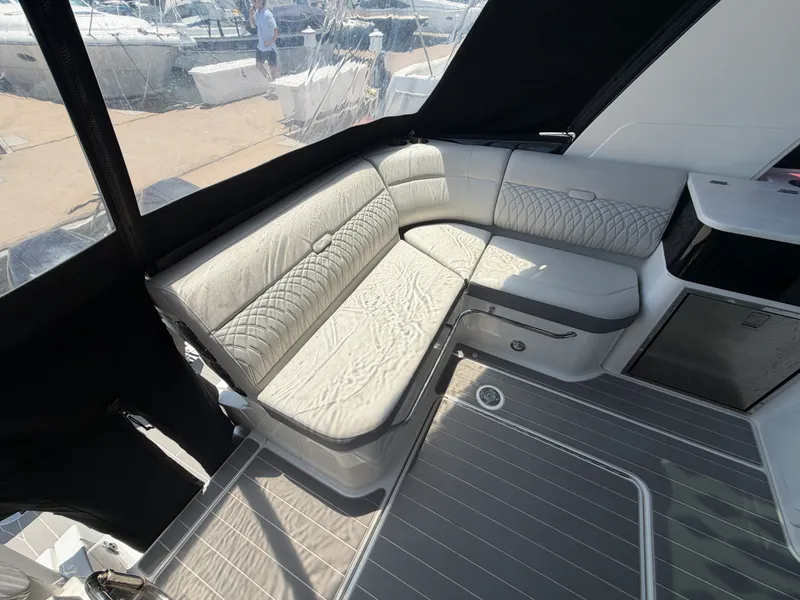 Slide: The Image of Sea Ray 370 Sundancer 2023 - 5