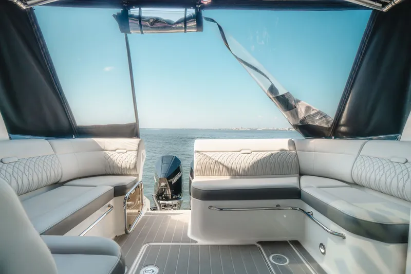 Slide: The Image of Sea Ray 370 Sundancer 2023 - 9
