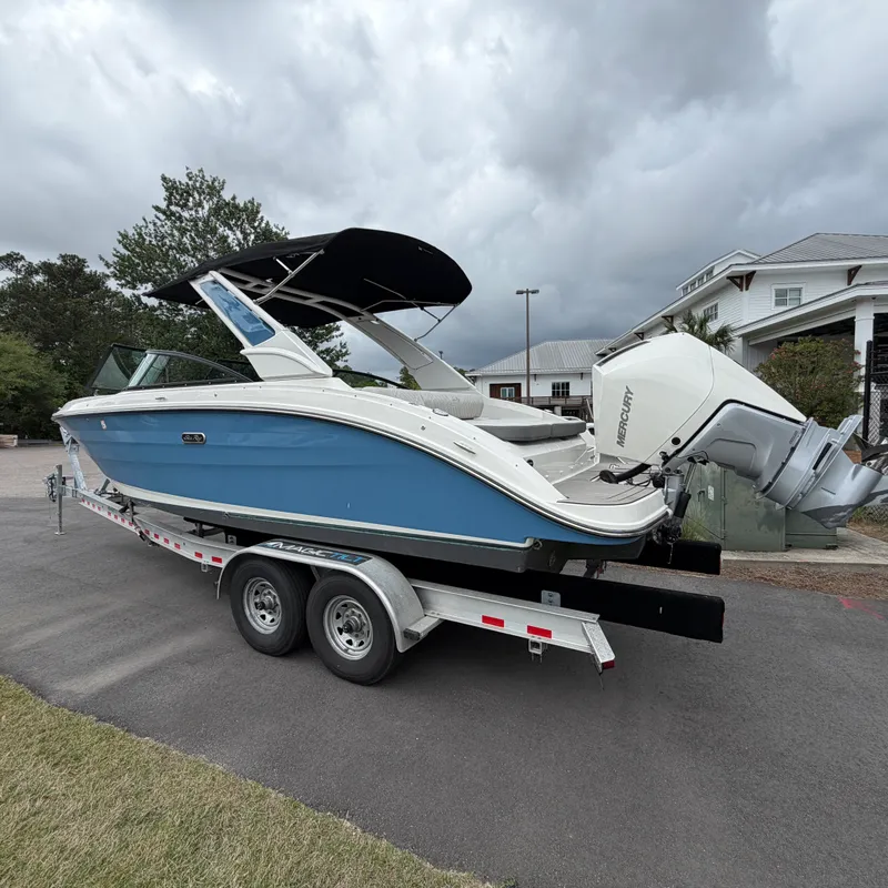 Slide: The Image of Sea Ray 250 SDX 2025 - 4