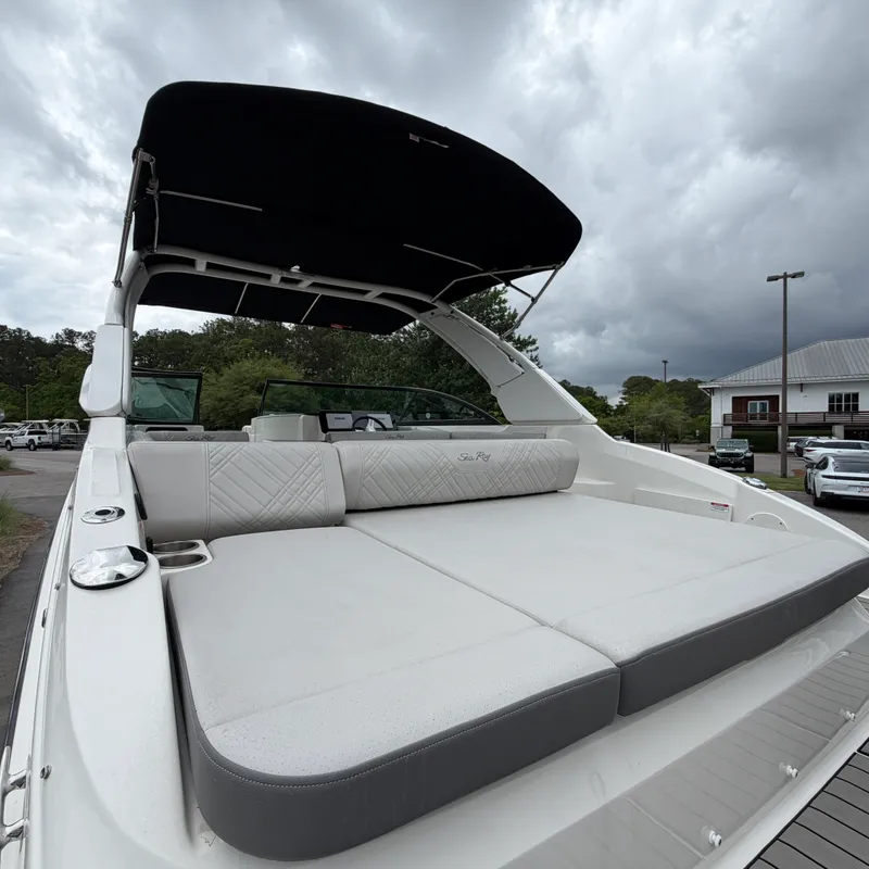Slide: The Image of Sea Ray 250 SDX 2025 - 5