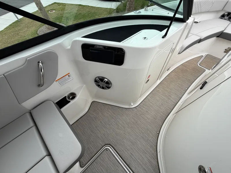Slide: The Image of Sea Ray 250 SDX 2025 - 20