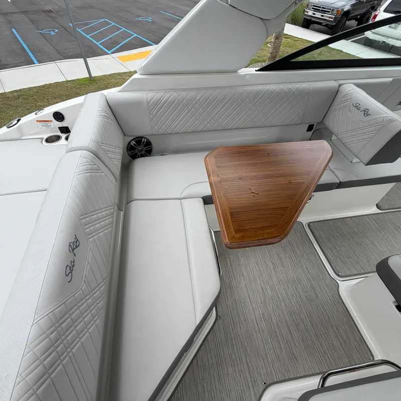Slide: The Image of Sea Ray 250 SDX 2025 - 8