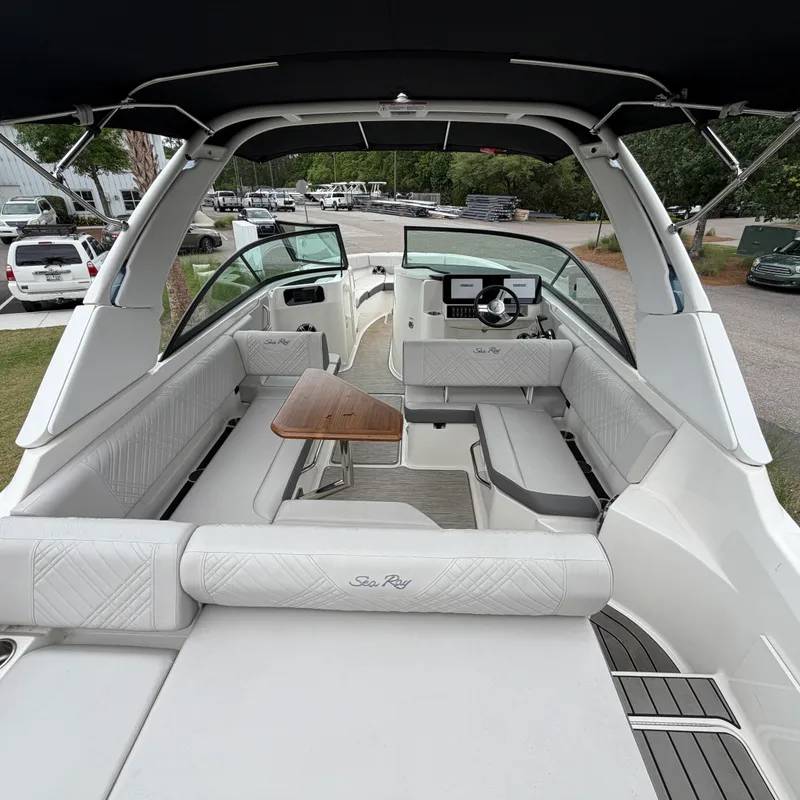 Slide: The Image of Sea Ray 250 SDX 2025 - 7