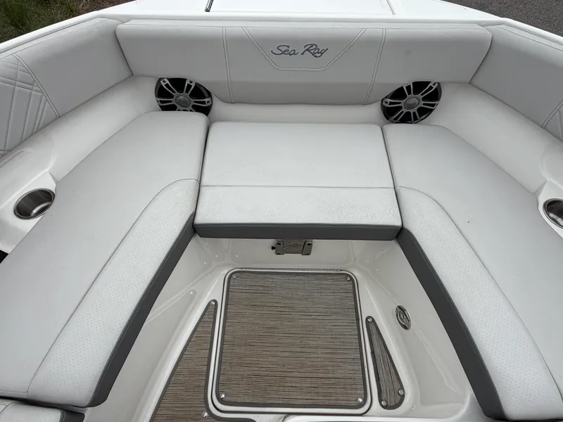 Slide: The Image of Sea Ray 250 SDX 2025 - 26