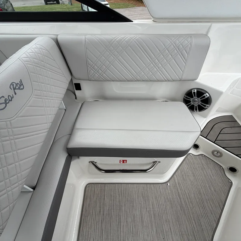 Slide: The Image of Sea Ray 250 SDX 2025 - 9