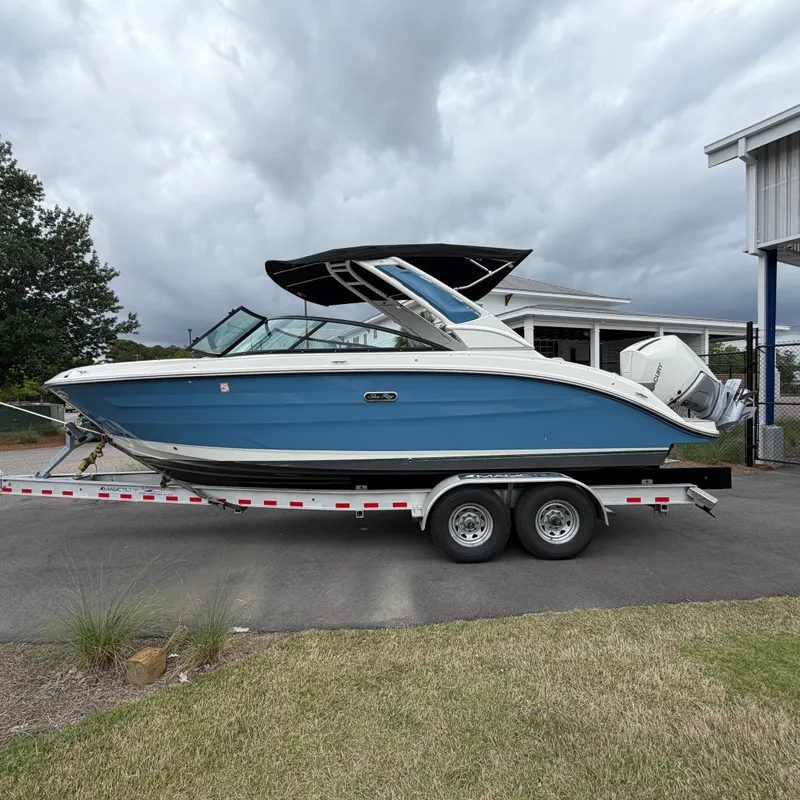 Slide: The Image of Sea Ray 250 SDX 2025 - 3