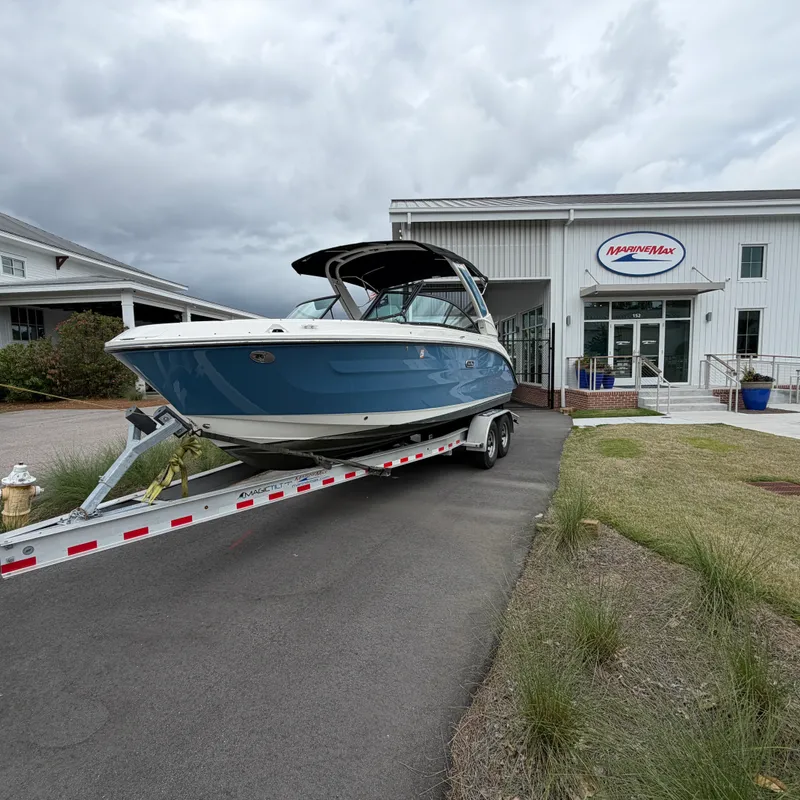 Slide: The Image of Sea Ray 250 SDX 2025 - 2