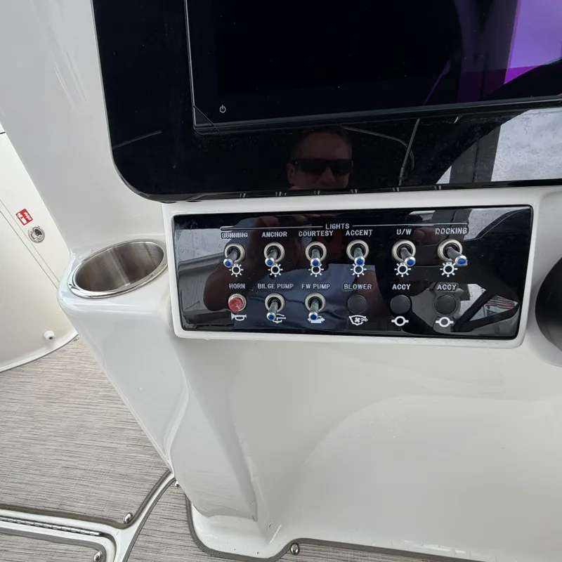 Slide: The Image of Sea Ray 250 SDX 2025 - 17