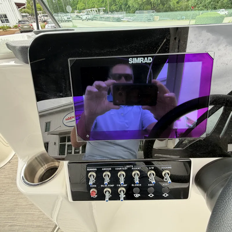 Slide: The Image of Sea Ray 250 SDX 2025 - 19