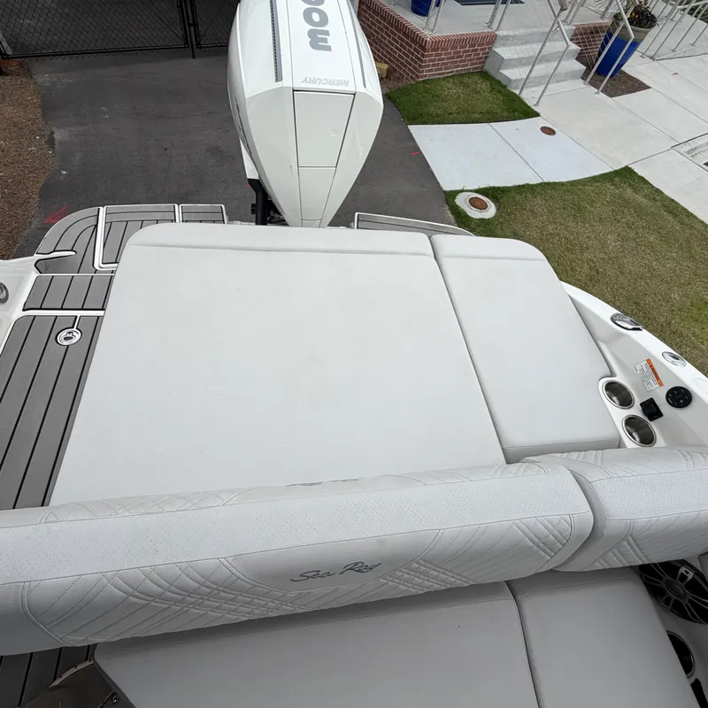 Slide: The Image of Sea Ray 250 SDX 2025 - 6