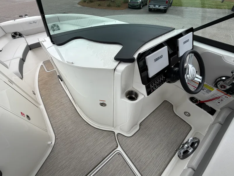 Slide: The Image of Sea Ray 250 SDX 2025 - 21