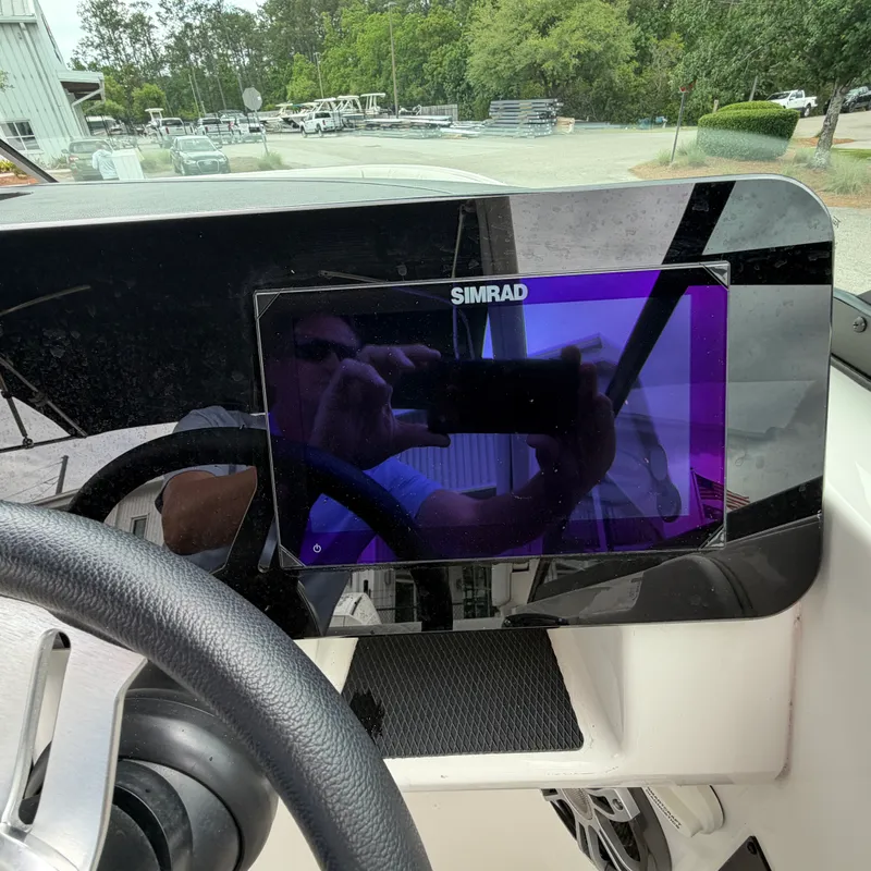 Slide: The Image of Sea Ray 250 SDX 2025 - 18
