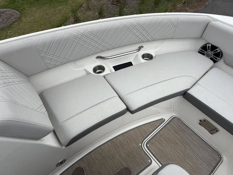 Slide: The Image of Sea Ray 250 SDX 2025 - 25