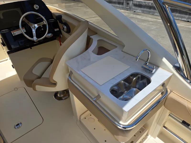 Slide: The Image of Scout 240 DORADO 2022 - 5