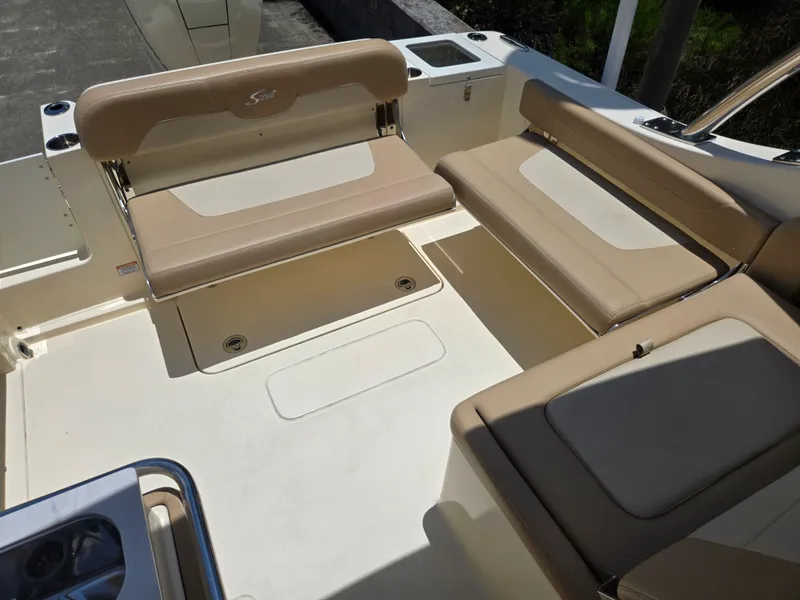 Slide: The Image of Scout 240 DORADO 2022 - 4
