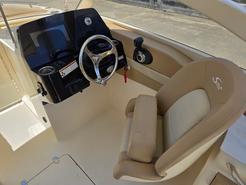 Slide: The Image of Scout 240 DORADO 2022 - 11