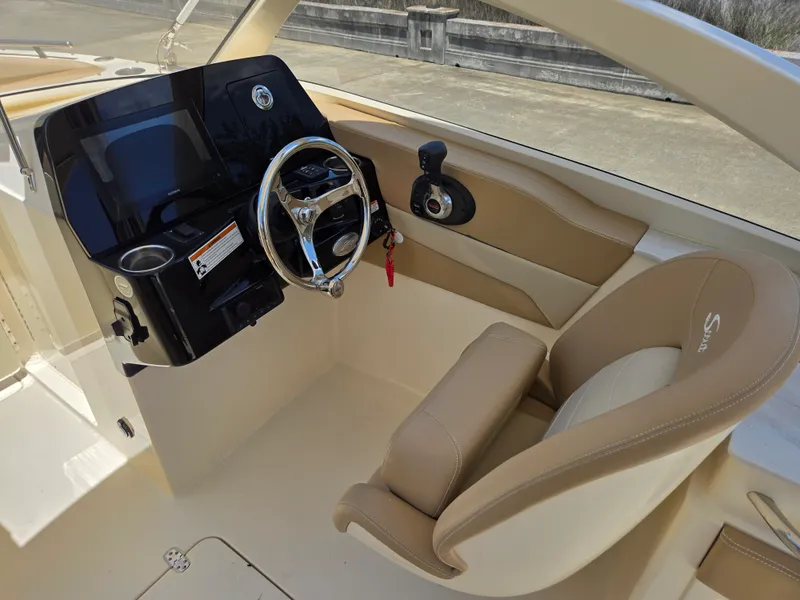 Slide: The Image of Scout 240 DORADO 2022 - 12