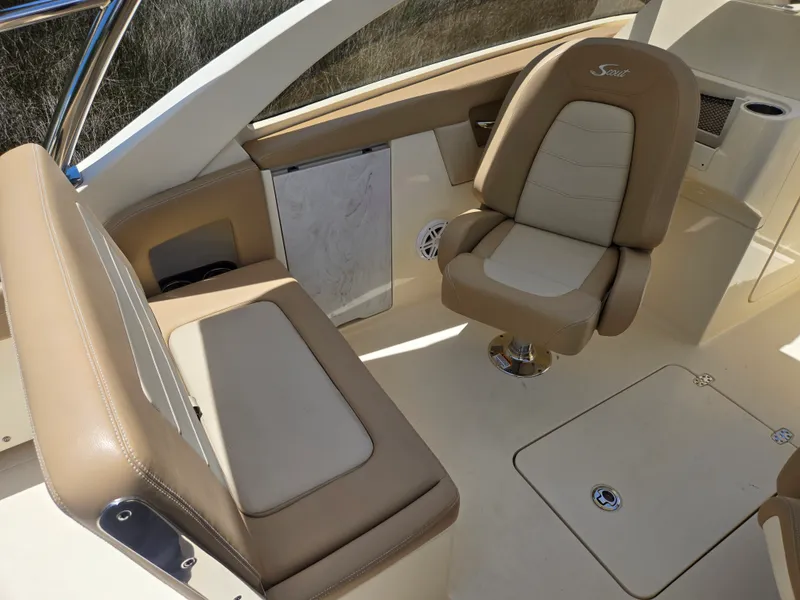 Slide: The Image of Scout 240 DORADO 2022 - 6