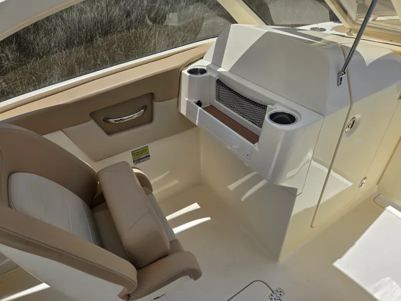 Slide: The Image of Scout 240 DORADO 2022 - 15