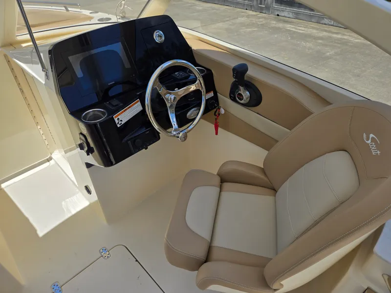 Slide: The Image of Scout 240 DORADO 2022 - 10