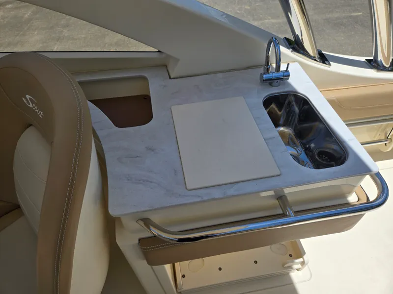 Slide: The Image of Scout 240 DORADO 2022 - 9