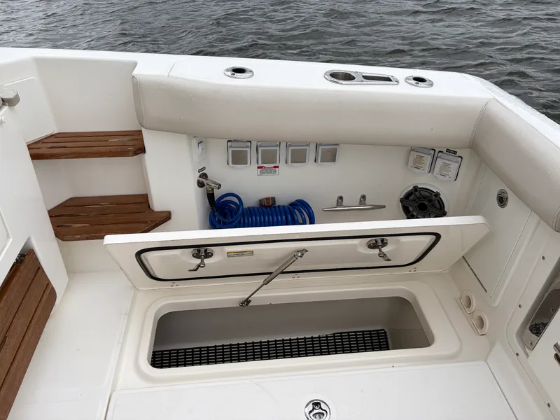Slide: The Image of Boston Whaler 380 Realm 2022 - 13