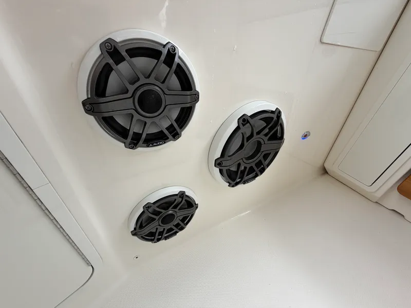 Slide: The Image of Boston Whaler 380 Realm 2022 - 35