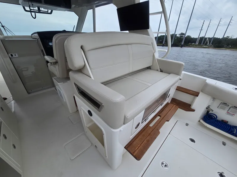 Slide: The Image of Boston Whaler 380 Realm 2022 - 18