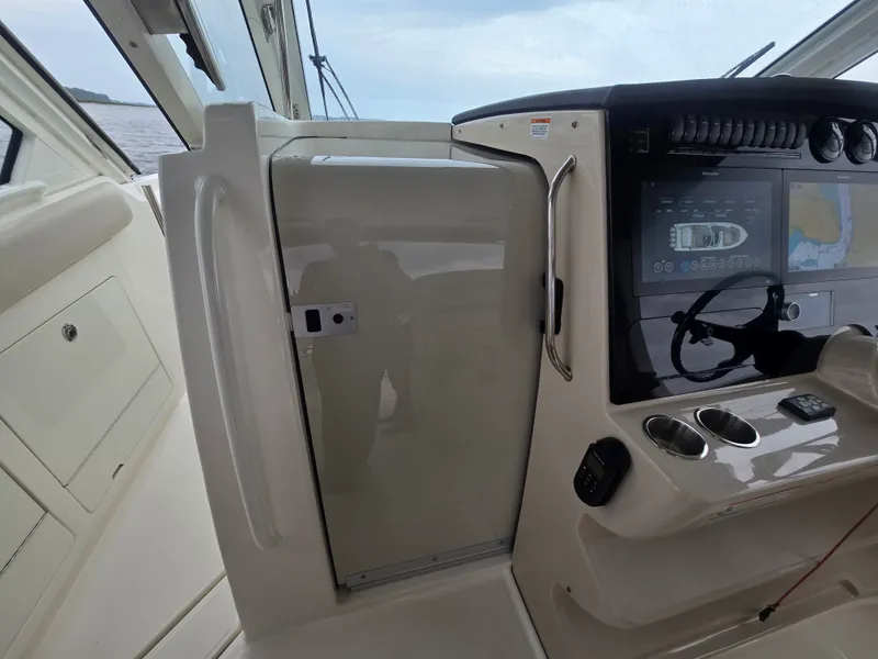Slide: The Image of Boston Whaler 380 Realm 2022 - 36