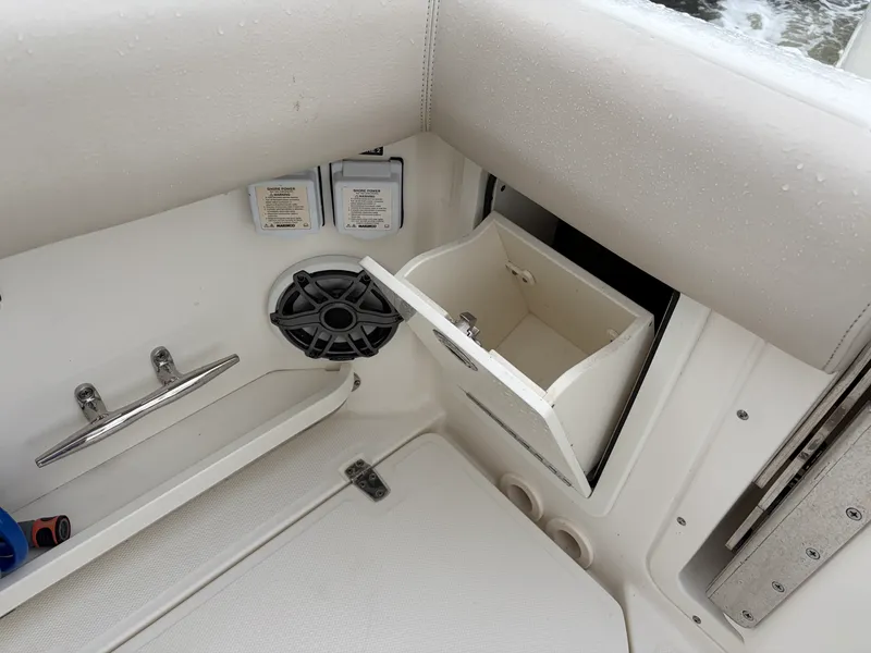 Slide: The Image of Boston Whaler 380 Realm 2022 - 10