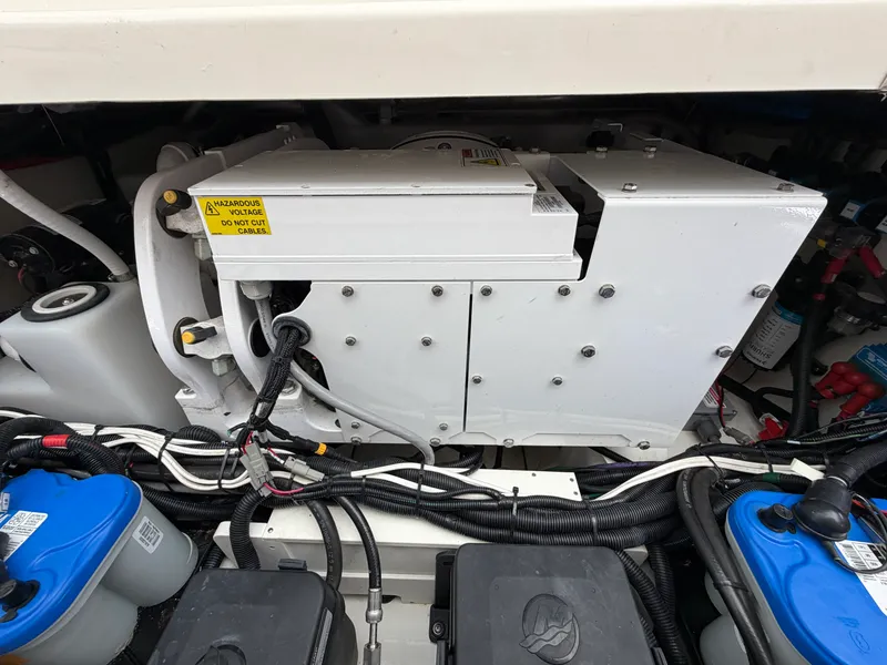Slide: The Image of Boston Whaler 380 Realm 2022 - 8