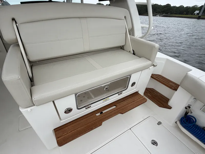 Slide: The Image of Boston Whaler 380 Realm 2022 - 14