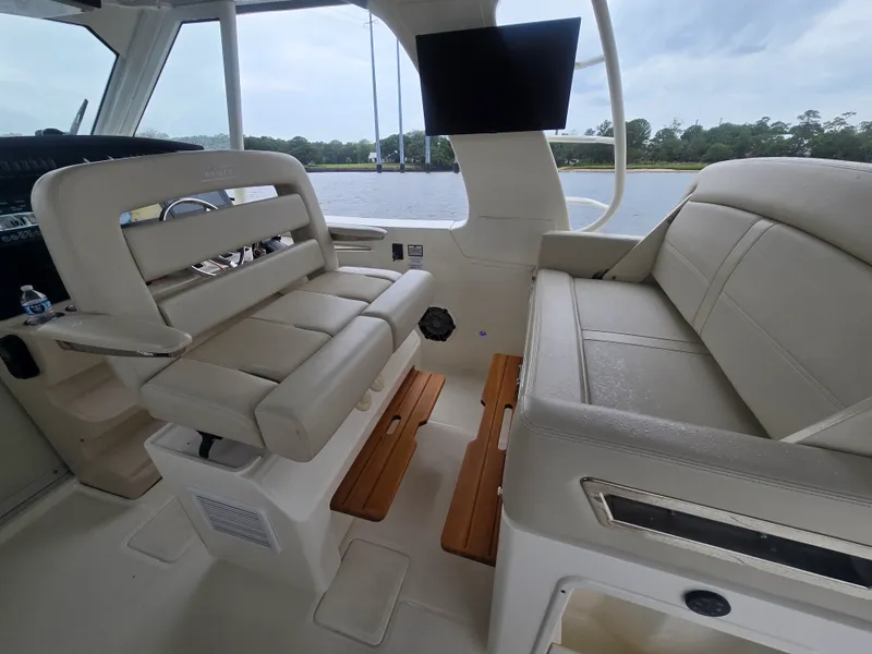 Slide: The Image of Boston Whaler 380 Realm 2022 - 24