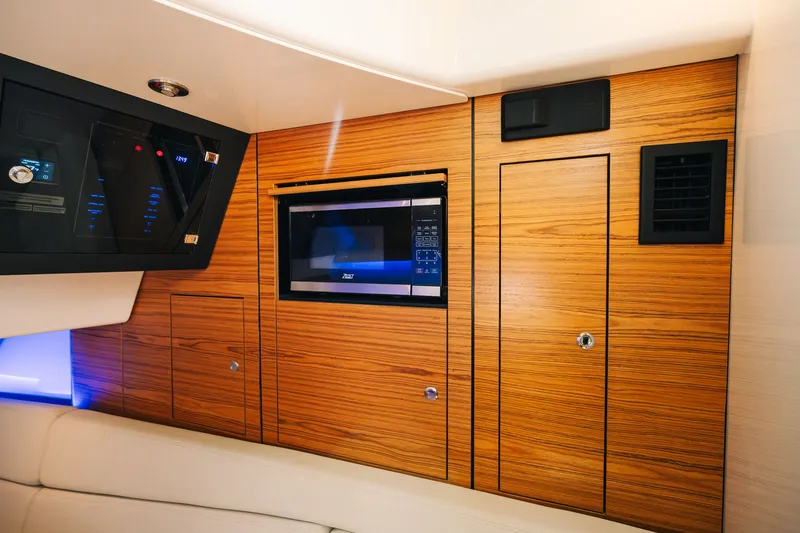 Slide: The Image of Boston Whaler 380 Realm 2022 - 18