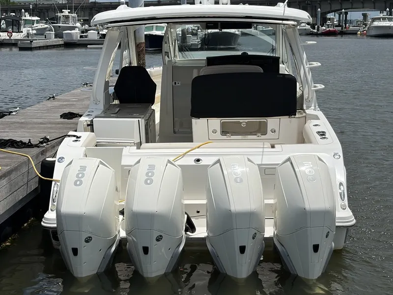 Slide: The Image of Boston Whaler 380 Realm 2022 - 60