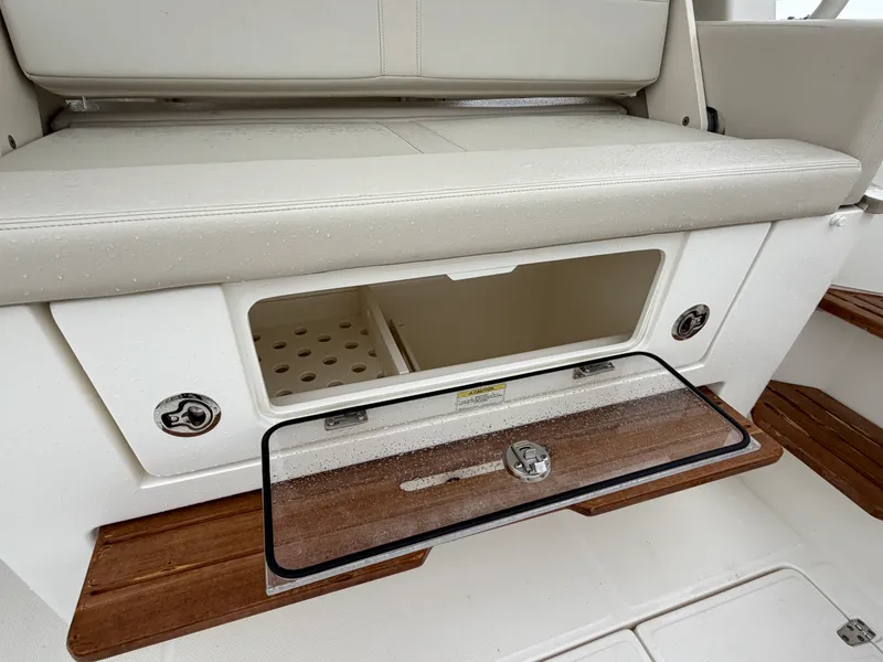 Slide: The Image of Boston Whaler 380 Realm 2022 - 16