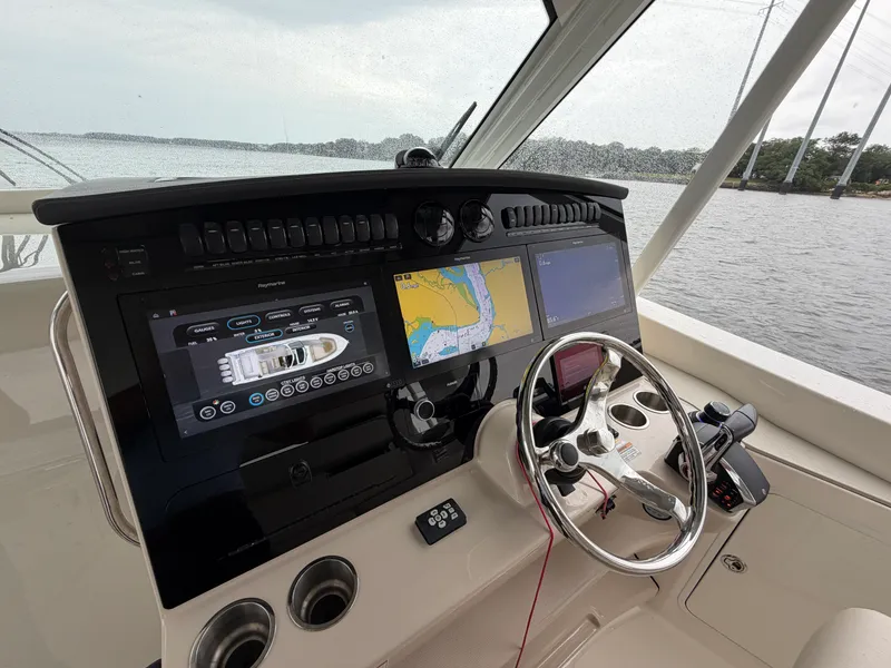 Slide: The Image of Boston Whaler 380 Realm 2022 - 28