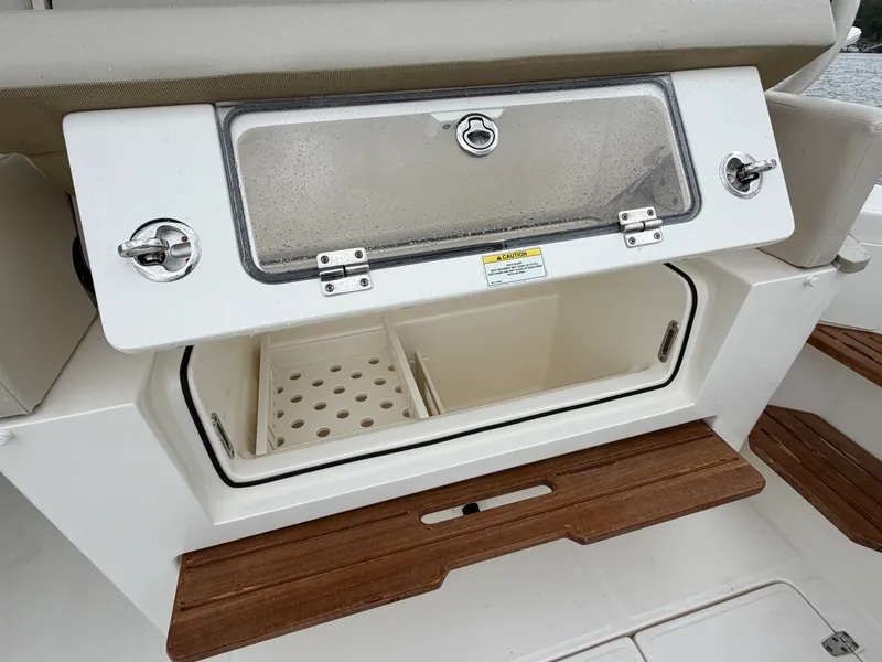 Slide: The Image of Boston Whaler 380 Realm 2022 - 15