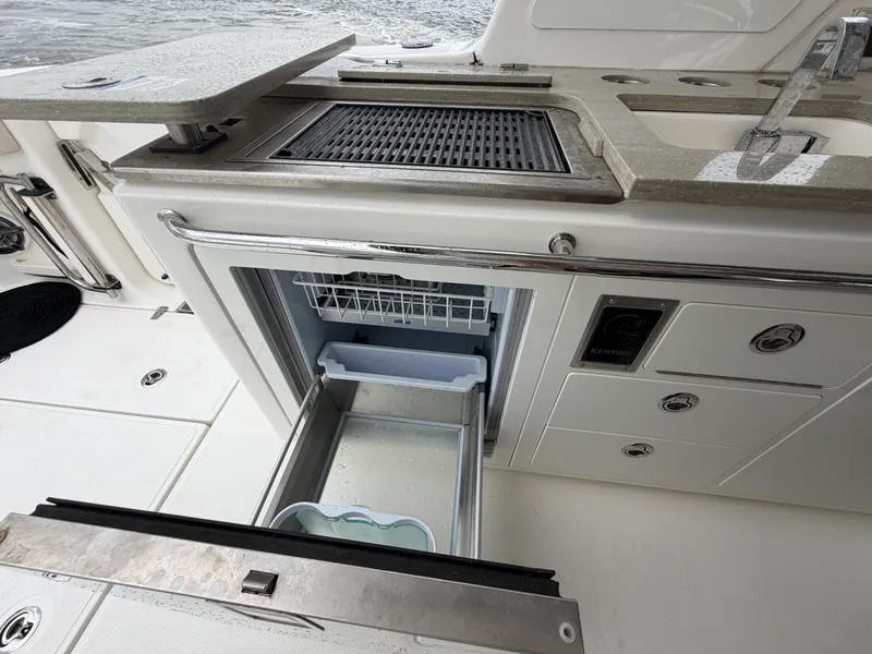 Slide: The Image of Boston Whaler 380 Realm 2022 - 22