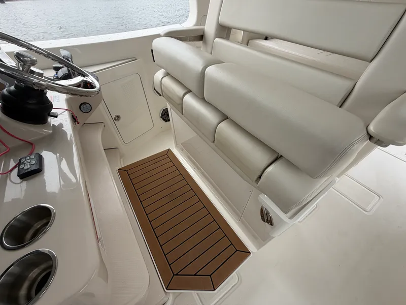 Slide: The Image of Boston Whaler 380 Realm 2022 - 32
