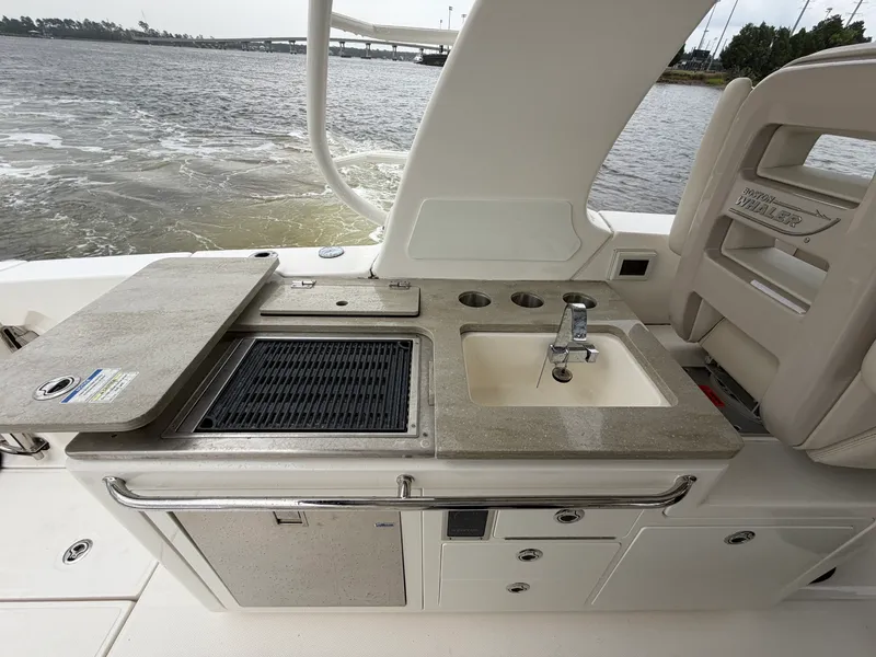 Slide: The Image of Boston Whaler 380 Realm 2022 - 21
