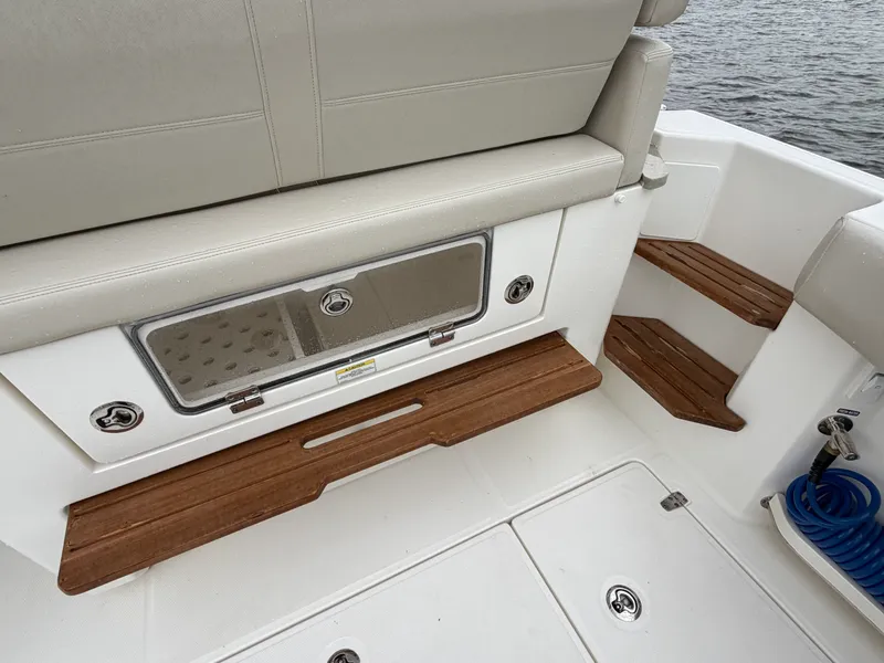 Slide: The Image of Boston Whaler 380 Realm 2022 - 17