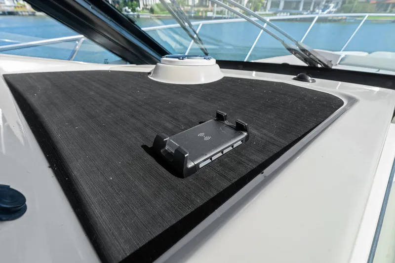 Slide: The Image of Boston Whaler 405 2022 - 57