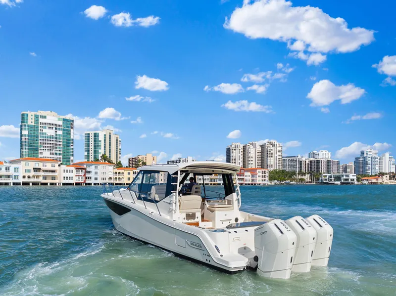 Slide: The Image of Boston Whaler 405 2022 - 12