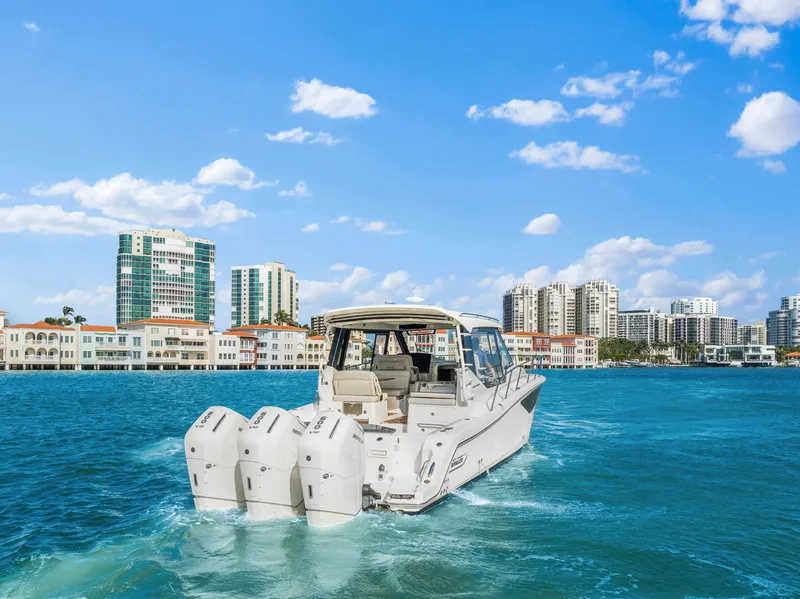 Slide: The Image of Boston Whaler 405 2022 - 8