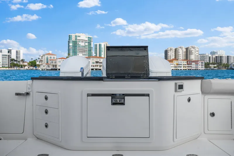 Slide: The Image of Boston Whaler 405 2022 - 41