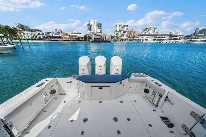 Slide: The Image of Boston Whaler 405 2022 - 35